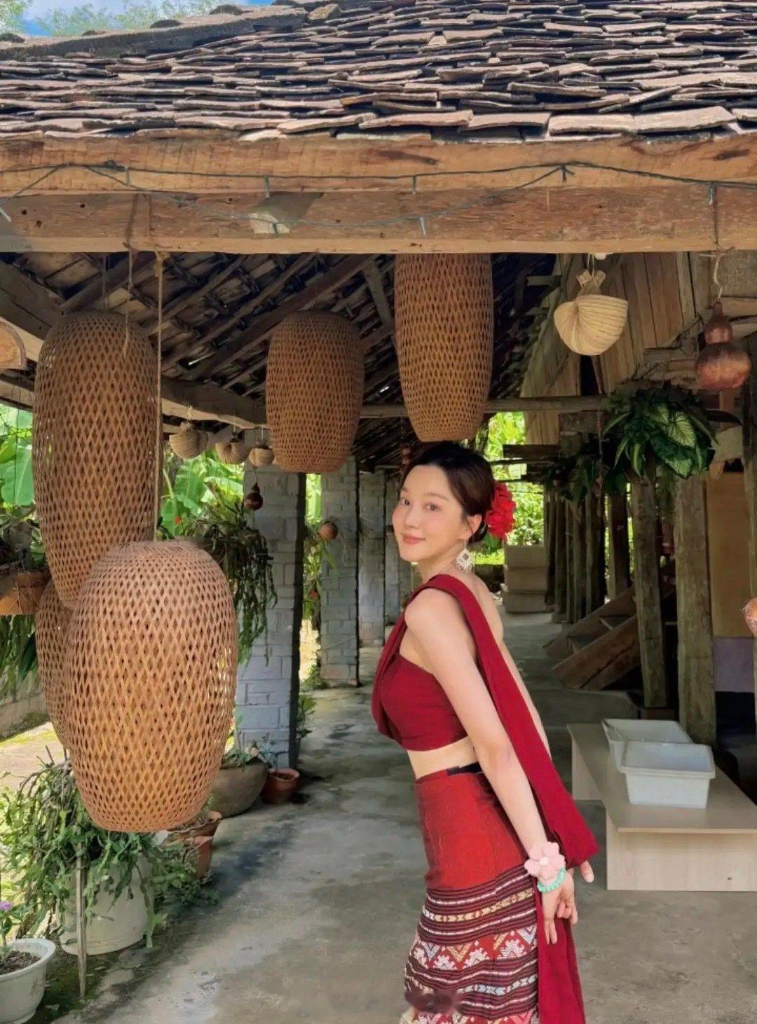 马龙老婆晒在西双版纳的生活照，夏露和俩儿子都穿少数民族服装，娘家爸爸负...