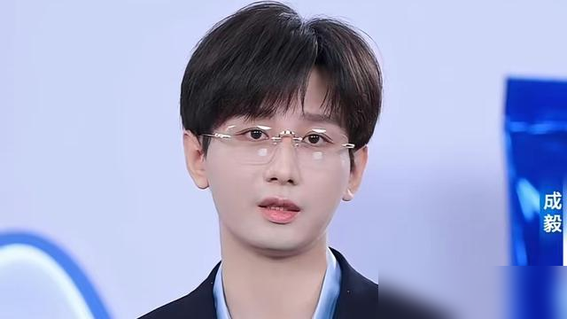 那个在镜头前活泼造梗的成毅，彻底消失了。
9月7号的直播，半小时狂卖8500单，服务器直接瘫痪。人红到发紫，牛鬼蛇神也跟着来。前脚他刚下播，后脚7个私生饭就强闯更衣室偷拍，5人当场被警察带走。
搁以前，他大概还会笑着打圆场。现在出镜，他越来越沉默安静。有人嘲他变冷漠了，其实根本不是这回事。
全