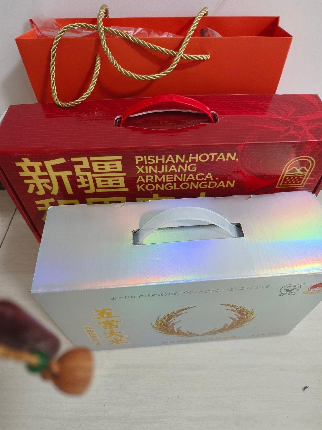 最近在默默的支持李亚鹏的直播，也是第一次买茶打开的信任，他的电视剧没看过，直播时不紧不慢的男中音比那些刮躁的主播看着就放心 ​