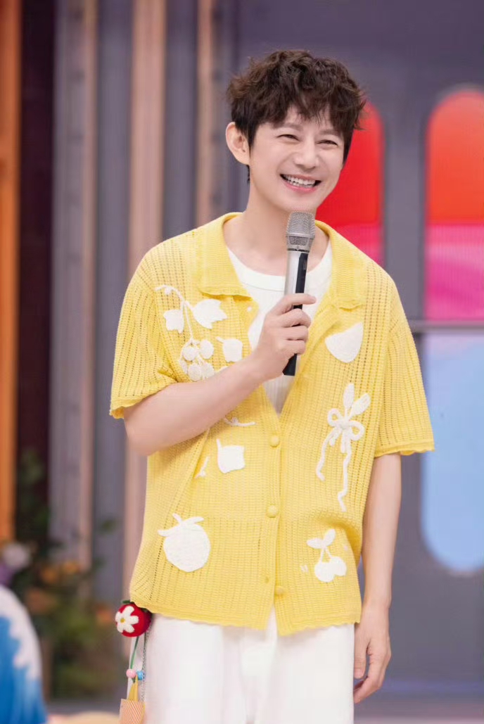 终于懂为什么人人都想和何炅做朋友！何老师在节目里聊起自己的交友态度，通透又治愈，瞬间引发全网共鸣😯
 
何炅坦言，自己性格温和包容，几乎不会刻意排斥任何人。入行这么多年，真正让他下定决心、彻底断交、再也不想来往的人，居然不超过4个。
 
而他也大方说出断交的核心原因：