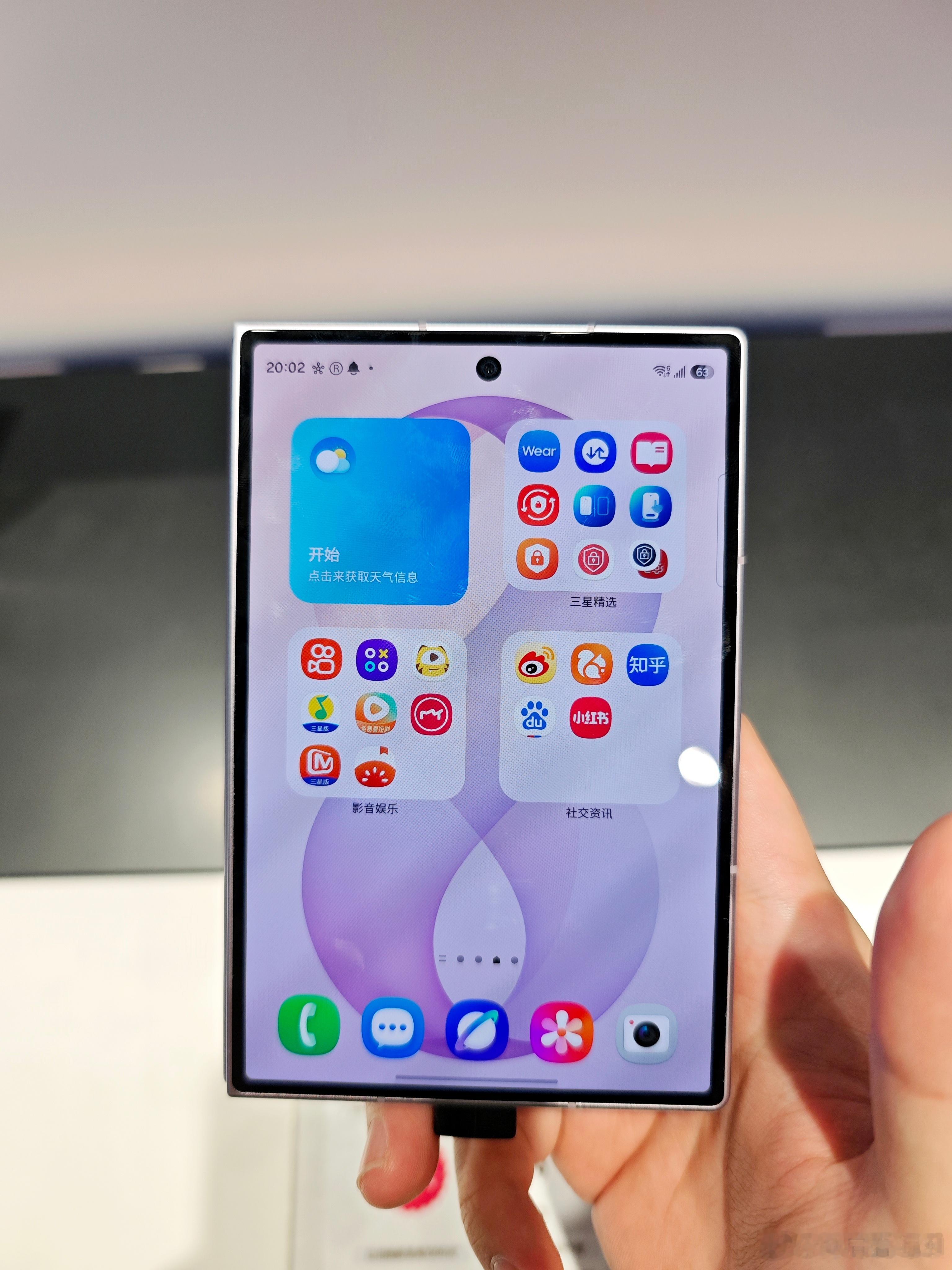 今天去店里把三款阔折叠——三星 Galaxy Z Fold8、小米 18 Fold、华为 Pura X Max 都看了个遍。

不得不说，到了 2026 年，各家厂商对折痕的控制都已经非常成熟，哪怕是强迫症患者，也不需要过多去纠结了。

在真正上手之后，最让我心动的还是三星 Galaxy Z Fold8。

好看、轻薄，线条简洁，配色也耐看 ​