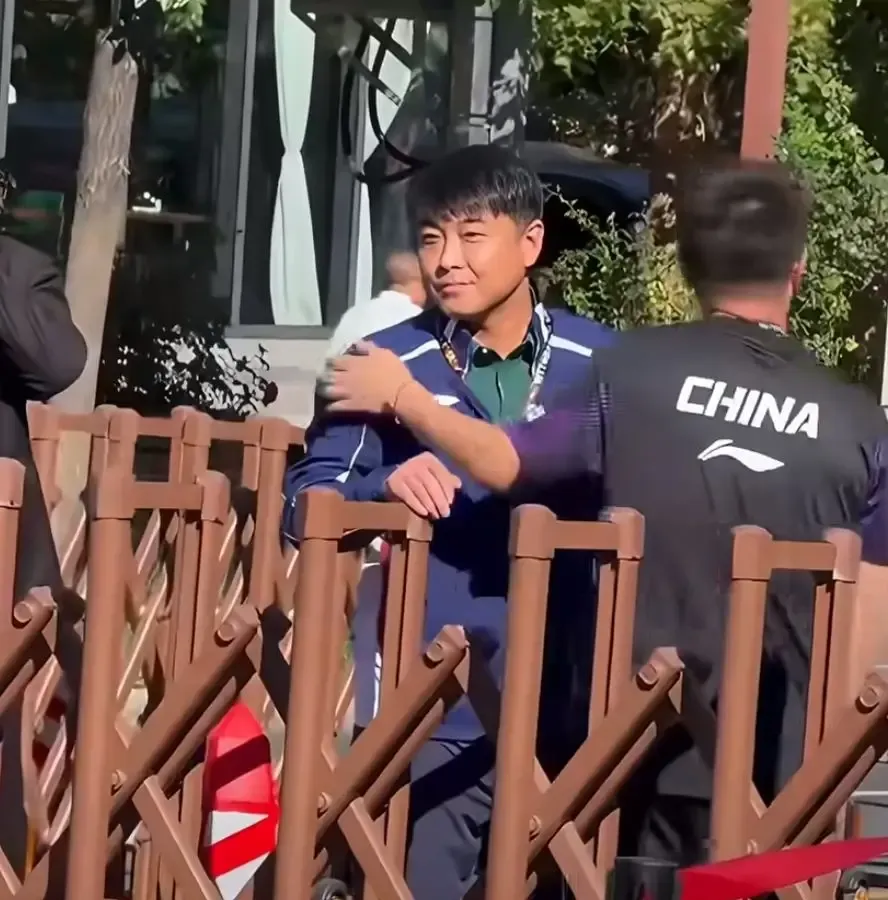 这帮球迷的做法实在有点过分了。王皓在北京大满贯首钢园场外。

前几天刷到他老婆发的那段视频，镜头晃得厉害，隐约能听见一群人在那喊的声音，隔着屏幕都觉得刺耳。谁能想到啊，曾经带着队员站在国际领奖台最高处的人，会平白无故被这么多人追着骂。说真的，竞技体育里，你可以说他排兵布阵有问题，临场反应不够果断，这