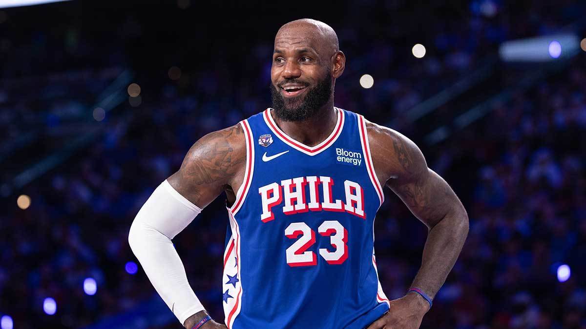 #NBA[超话]#背靠背大战活塞！詹姆斯迎来复出，恩比德遗憾轮休养伤

76人将和同样保持不败的活塞交手，本场是76人的背靠背第二战。伤病报告显示，此前因背部伤势缺席对阵雄鹿一战的勒布朗·詹姆斯不在伤病名单，本场可以出战。乔尔·恩比德因右脚足底筋膜炎的养护管理确定休战。

恩比德赛后坦言自己很想 ​