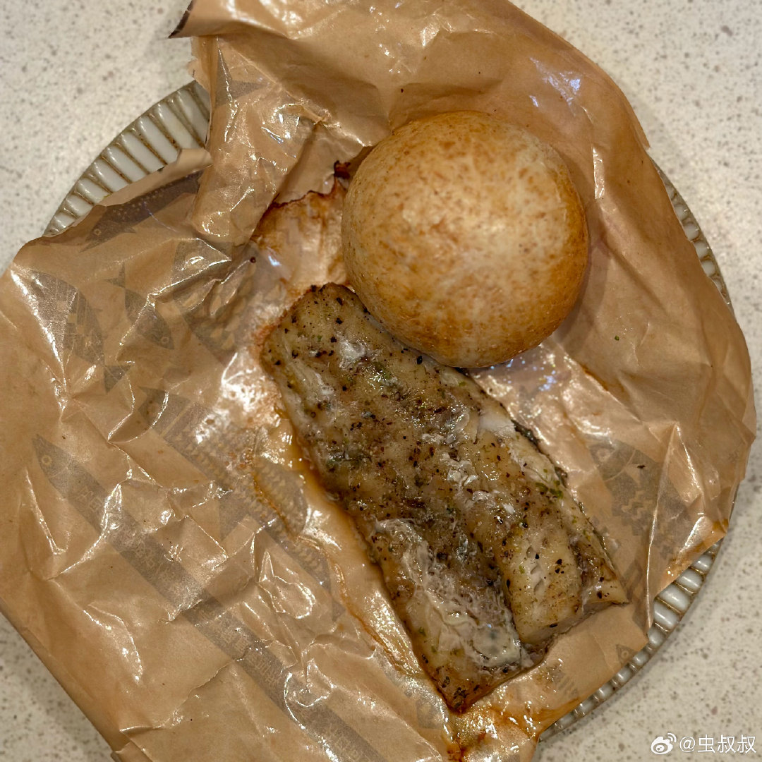 午餐。纸包深海鳕鱼排是预制菜，用空气炸锅烤24分钟就能吃。顺便烤个杂粮馒头当主食。另外还煮了碗菜比面多的葱油拌面加煎蛋。 ​