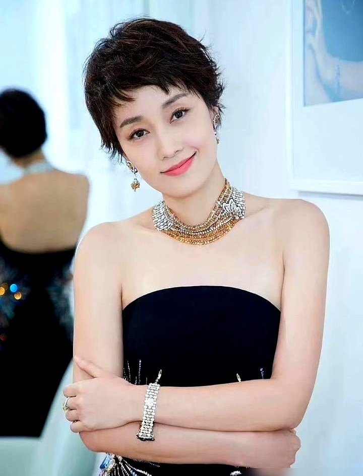 大半夜的片场角落，一个大二女生蹲在地上，把同一句台词死磕了几十遍。

这个眼神透着野劲的丫头叫马伊琍。当年管虎去上戏挑演员，一眼就相中了她这股不服管的轴劲。

进了组，马伊琍像海绵一样疯吸养分。管虎看在眼里，干脆在电影《西施眼》里为她量身定制了角色。

结果这丫头硬是凭这部戏，直接把夏威夷国际电影节