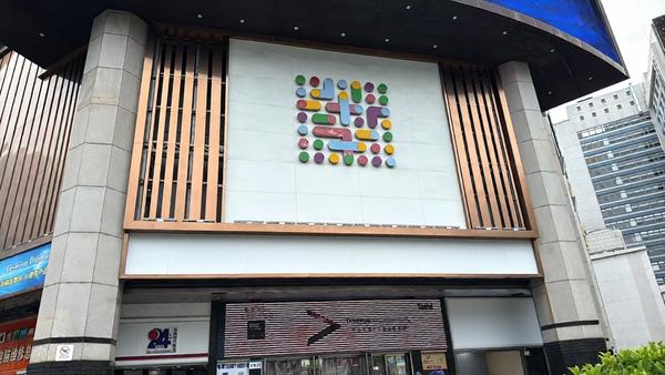 手机集体官宣涨价，线下店反而卖不动了

近期多家主流手机品牌同步上调官方指导价，本想靠涨价拉动营收，没想到市场直接走出了反向行情：官方标价普涨，线下终端的实际成交价却根本没跟着往上走。

有线下经销商坦言，品牌启动调价之后，自家门店的销量直接同比下滑了两到三成，现在门店的经营压力已经摸到了历史最高点
