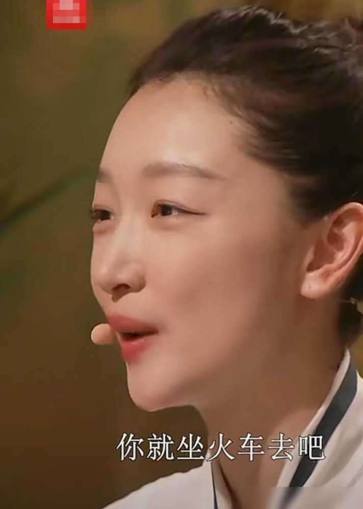 火车上哭鼻子的那个女孩，现在带着吴君如殷桃杀去南美了。周冬雨在《花少2026》里当导游，穿行墨西哥秘鲁，一路张罗到阿根廷。
没背景，艺考失败，坐绿皮车回家偷偷抹泪。那时候谁看她都像演不了主角的命。
结果呢，华语最年轻双料影后，北影节全球推广人。今年还跑去演余华《文城》舞台剧，拿着台本上台被骂惨，