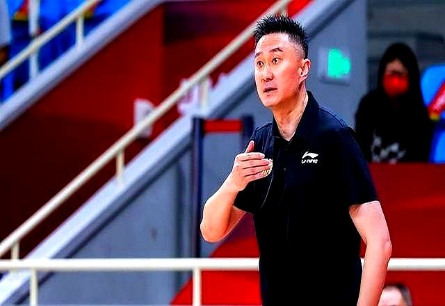 季前赛三场打完，杜锋被扣了这么久的“压制新人”帽子，该摘了。

之前总有人骂杜锋有私心，换了外教亚科夫列维奇，人生地不熟只看状态，结果呢？杜锋不用的黄明依和陈家政，新帅一样按在板凳上；天天被球迷喷不行的张皓嘉，新帅照样放进核心轮换。

两任教练选人一模一样，哪来的阴谋论？

上不了场就别总赖教练偏心