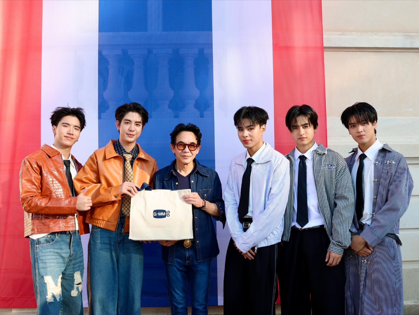 #CLO_VER[超话]# 
CLO'VER 组合衷心感谢泰国驻法国巴黎大使馆举办了 2026年 Tout à fait Thaï 活动，让我们有机会与法国以及居住在法国的泰国粉丝们见面。今天的活动既快乐又温馨，粉丝们的尖叫声和欢呼声让我们充满了正能量。希望能再次见到大家！🫶🏻✨💖

©️：gmmtv ​