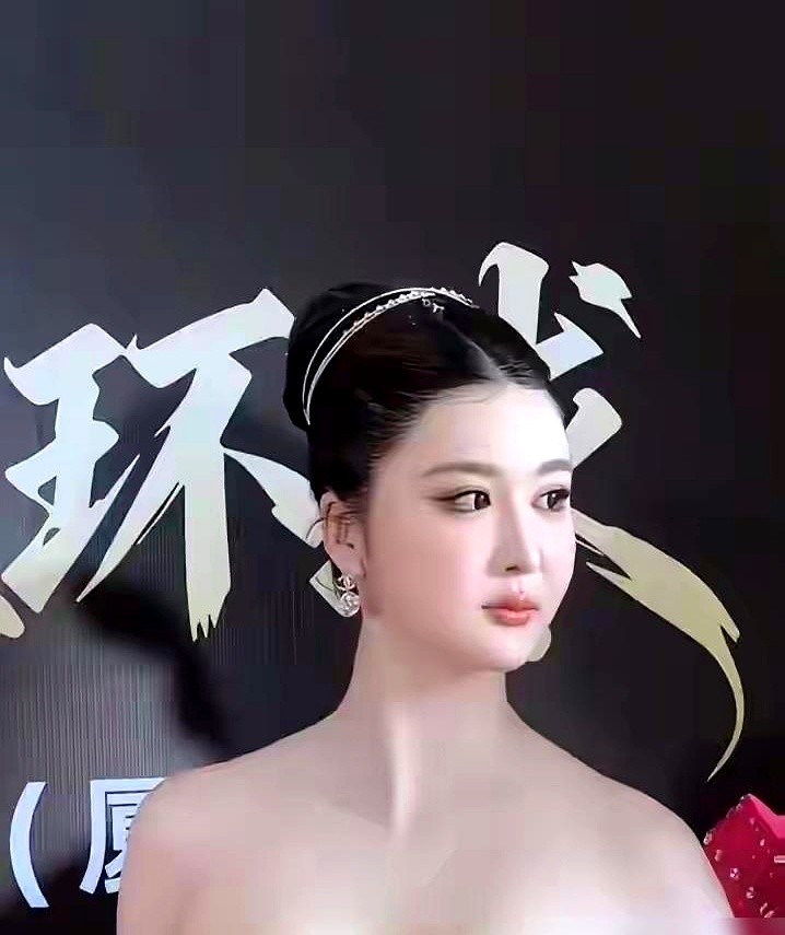 走秀全程死死捂着胸口，世界小姐冠军陈雷娜被骂业务不行？

其实是那件高定没缝防滑贴，还省了内置鱼骨，走三步往下滑半寸。提前试装主办方心知肚明，设计师只要静态拍照好看，根本不管活人怎么走。

宋妍霏20分钟提了24次裙子，杨幂被裙摆绊倒还得秒起。

把衣服做成一次性流量炸弹，出事全推给模特挨骂，热度别