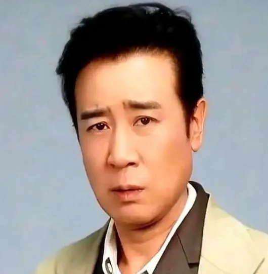 李雪健一句简短评价，当初在网上引来不少误会。二人拍摄《历史的天空》的时候经常搭戏，看完于和伟演绎的万古碑，李雪健有感而发，说这人骨子里就阴，适合演反派。这话刚传出来，不少网友都误以为是在评价于和伟本人的品性，各种猜测接连不断。熟悉拍戏内情的人都清楚，这并不是批评人品，而是一位老演员对同行表演天赋的认