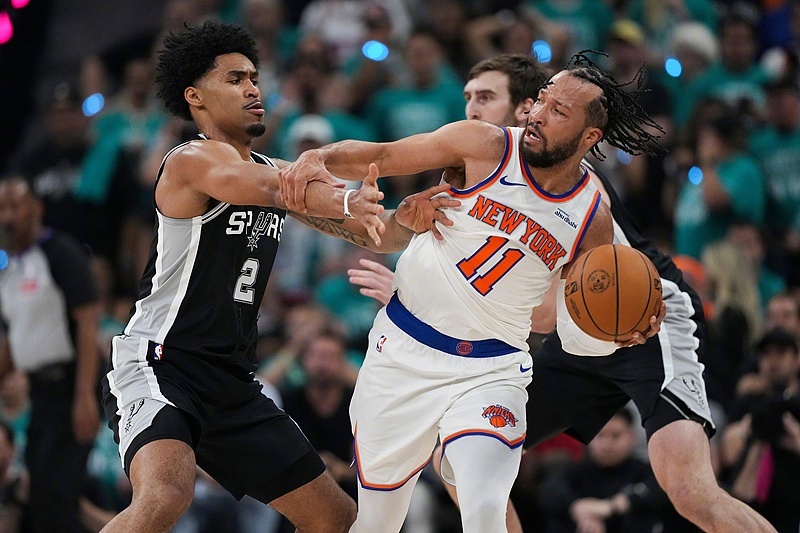 【NBA总决赛｜“185巨人”率尼克斯客场先拔头筹】北京时间4日上午...