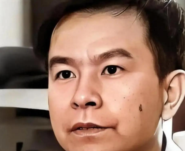 1992年，浙大高材生李红涛被警察逮捕，然而让所有人不敢相信的是，他竟然趁着警察查档案的时候，慢慢挪到对方看不到的角落，毫不费力的便把手铐打开，随后气定神闲的走出了公安局。
 
（信源：《理科男 2 次成功越狱 死刑前 1 天发明神器被改判死缓》中国新闻网）
 
1992年的某一天，派出所的审讯室里