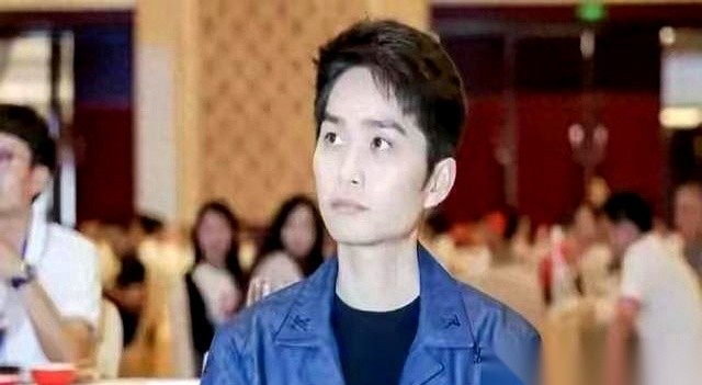 1996年出生的泉州小伙许凯强拿着找父亲借来的10万块钱，把公司拓基时代的年销售额冲到了47亿。
他手里攥着200多个远销三十多个国家和地区的牌子，但你现在大概率连其中一个的名字都叫不出来。
这家300人的团队接下来还要去填平亚马逊买家之声表格里列出的每一条出货客诉。
很多做生意的人都有个执念，觉得