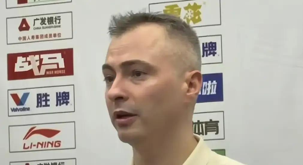 都以为三十多岁的老将早就跑不动了，结果到了第四节拼刺刀的时候，站出来稳住大局的还得是周鹏。
面对宁波男篮这块硬骨头，广东队这场球拿下来真不算轻松。
很多球迷赛前还在讨论年轻人的轮换，可真到了场上窒息的防守回合，最有威慑力的还是那位老队长。
防守端他是真长了双鹰眼，对方刚准备起速打配合，他提前一