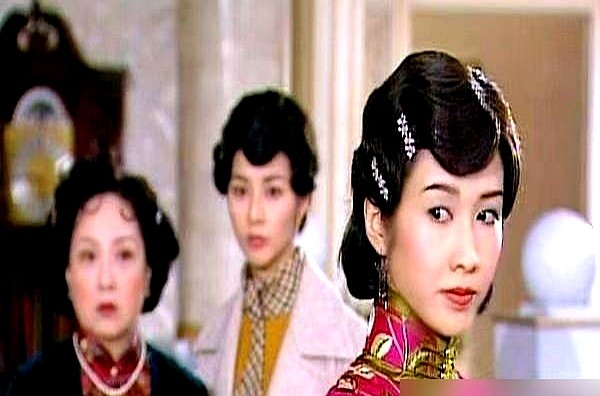 巡礼片拍完，前期集训熬完，开机前30天，女一号硬生生被换成别人。

监制给出的理由就八个字：“角色合适，她想演”。被换下的是邓萃雯，空降进组的是黎姿。

这事出在《胭脂水粉》剧组。懂行的都知道，当年《金枝欲孽》两人争视后就打得火热。这回连剧本都被截胡。有人拿着名片挑剧本，有人只能靠死磕演技等机会。
