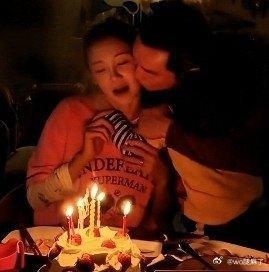 37岁苗苗在上海别墅过生日，郑恺弯腰亲脸颊，儿女唱歌，客厅却被打码 ​
