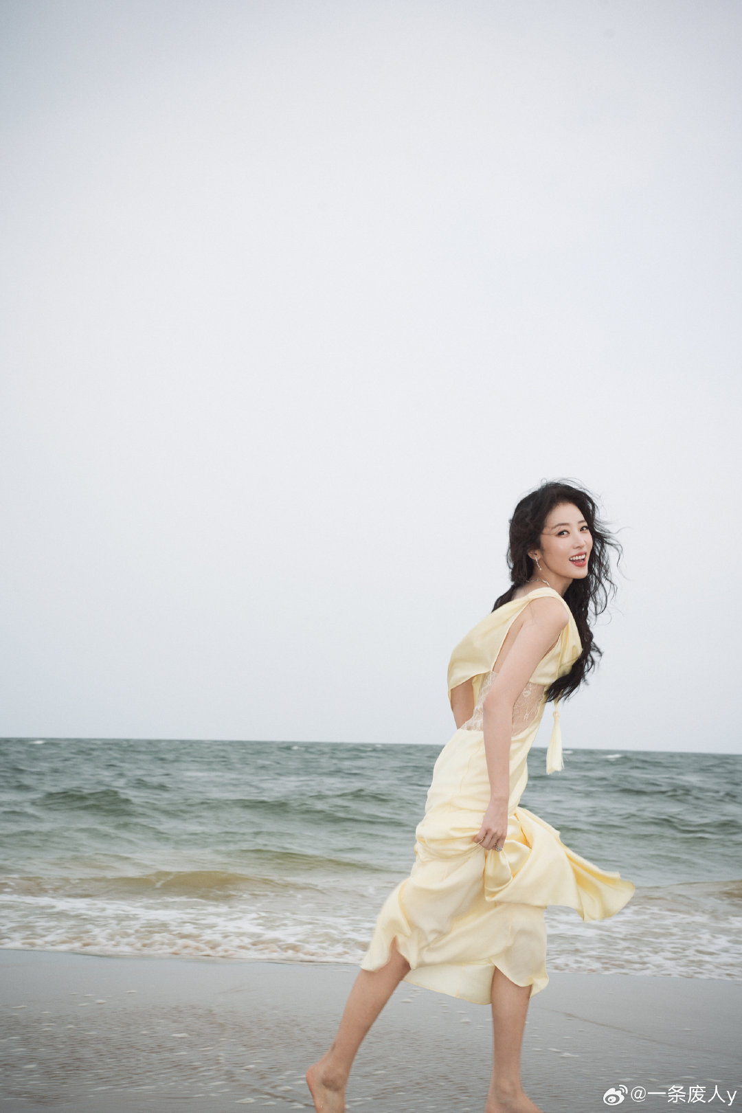 #周雨彤[超话]# 🦋#周雨彤李芝妍# 🦋#周雨彤岳悦# 
温柔的月亮被揉碎成一撮星星，融化在你的眼睛里​