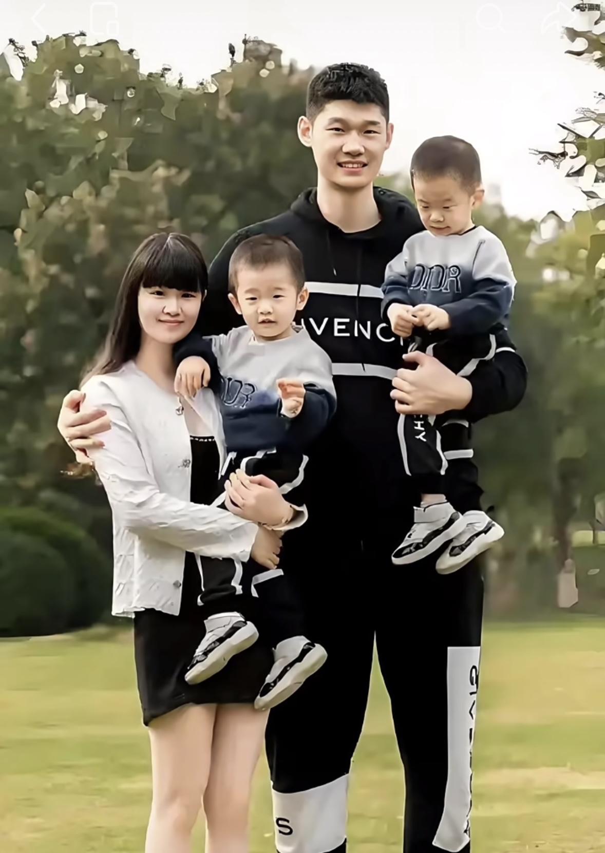 这是胡金秋妻子王璐，两人从16岁开始相恋，可以说是从校园恋情一路走到婚...