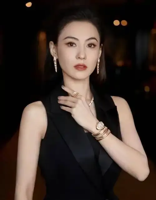 对于张柏芝，
我就是喜欢不来，
不是因为她不漂亮，
也不是因为她没有演技，
单纯觉得，相比出演优秀的影视作品，她还是更爱赚钱，这白白糟蹋了她的表演天赋。

熟悉港圈的都知道，张柏芝是老天爷追着喂饭吃的顶级天赋型选手。原生家庭拮据又混乱，从小就要为生计奔波，这也让她早早把“搞钱”刻进了骨子里。刚出道就
