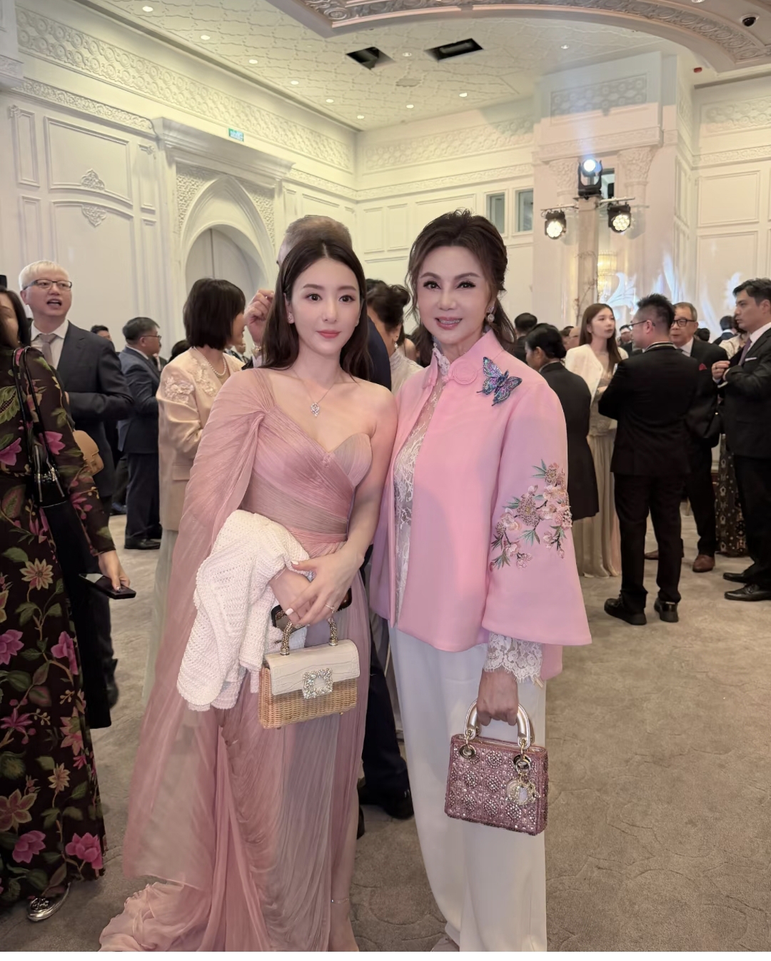 方媛在谢玲玲那里真的好被重视哦，自己在奚梦瑶的婚礼上，认识的人不多，也不爱去豪门圈子玩，可是去喝喜酒，谢玲玲跟她单独合影，还晒出了照片，完全把方媛，跟梁安琪，甘比，何超琼，陈乔恩等同等对待呢。
方媛是郭富城的妻子，在香港富豪圈，其实不怎么出名，也不怎么去社交。谢玲玲是豪门圈子的常客，她接触的人，在大