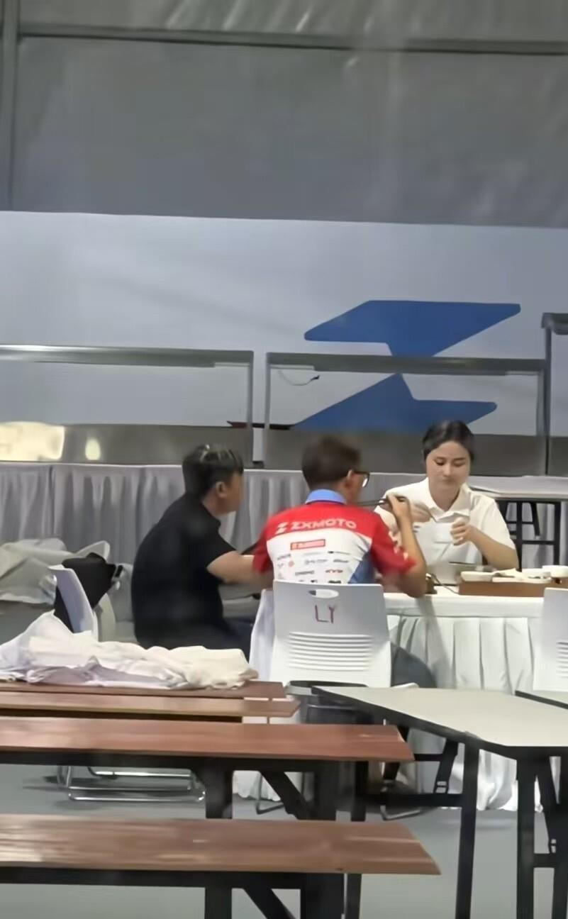 张雪在重庆摩博会发布新车，展台被围得水泄不通，这人气在国产机车圈确实少见。今年WSBK五冠的成绩摆在那，820RR-RS顶配定价十三万八，他说国际品牌同等配置要一百五十万，不到十分之一的价格。五万辆年目标八月就完成了，现在直接奔着十万辆去。从当年自由300的磕磕绊绊，到凯越打开市场，再到裸辞单干只做