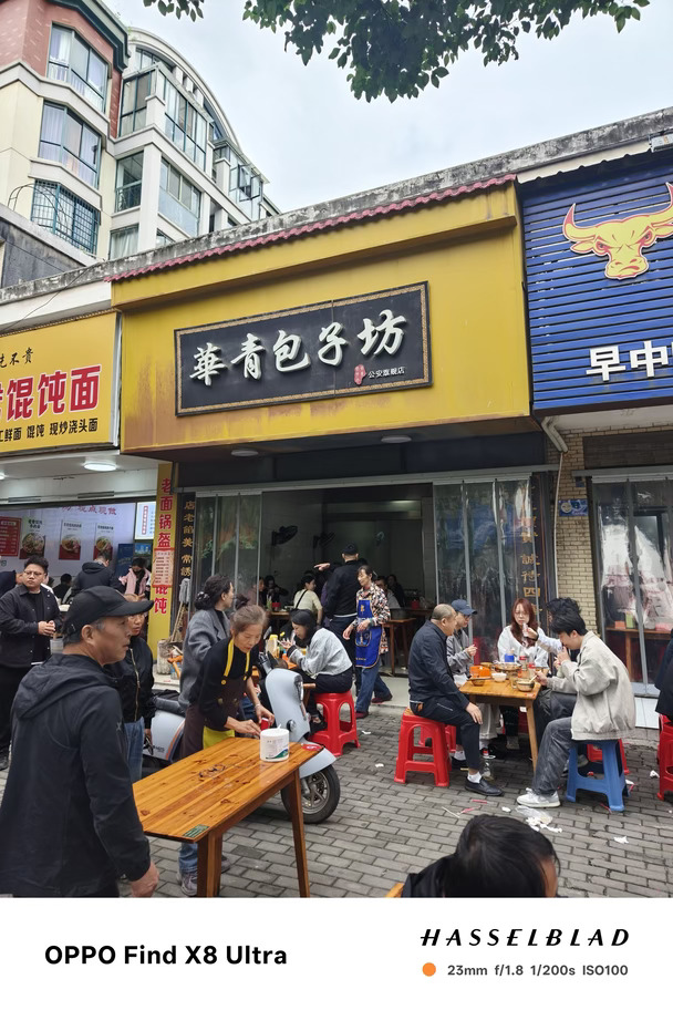 红凳子、木桌子，整条街飘着食物香气。没有精致的环境，可这份热闹，就是最踏实的生活。#OPPO原相机发力了#OPPO影像大赛#OPPOFindX10 #OPPO旅拍神器  #O粉会