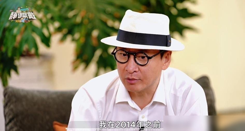 周杰上戴军李静的节目，被问以后谁给送终，他回了句：我连饭都不吃，还在乎这个？
这哥们是真狠，十年了，一天就吃一顿。早上一个苹果，中午正餐，晚上朋友聚餐他坐那喝白水，看着别人撸串。
他说退圈不是被封杀，是自己走的。早年在剧组，亲眼见过当年红透半边天的老戏骨，过气了，没人搭理，连个凳子都没人递。他心