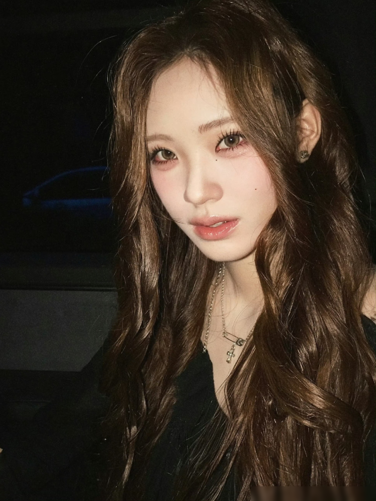 十几岁女孩穿着流苏短衣低腰裤凹少妇造型，惹来全网嘲讽。这事你得看透她妈小S当年的操作。
当年小S在镜头前死捂着钱包，硬是不让女儿买超过一千台币的衣服。最后是大S直接甩出信用卡结账。你以为这是穷养出孝女？这其实是把匮乏感死死钉在女孩骨头里。
你再去盯8月26日Lily发出的写真，波浪卷发配着精致浓