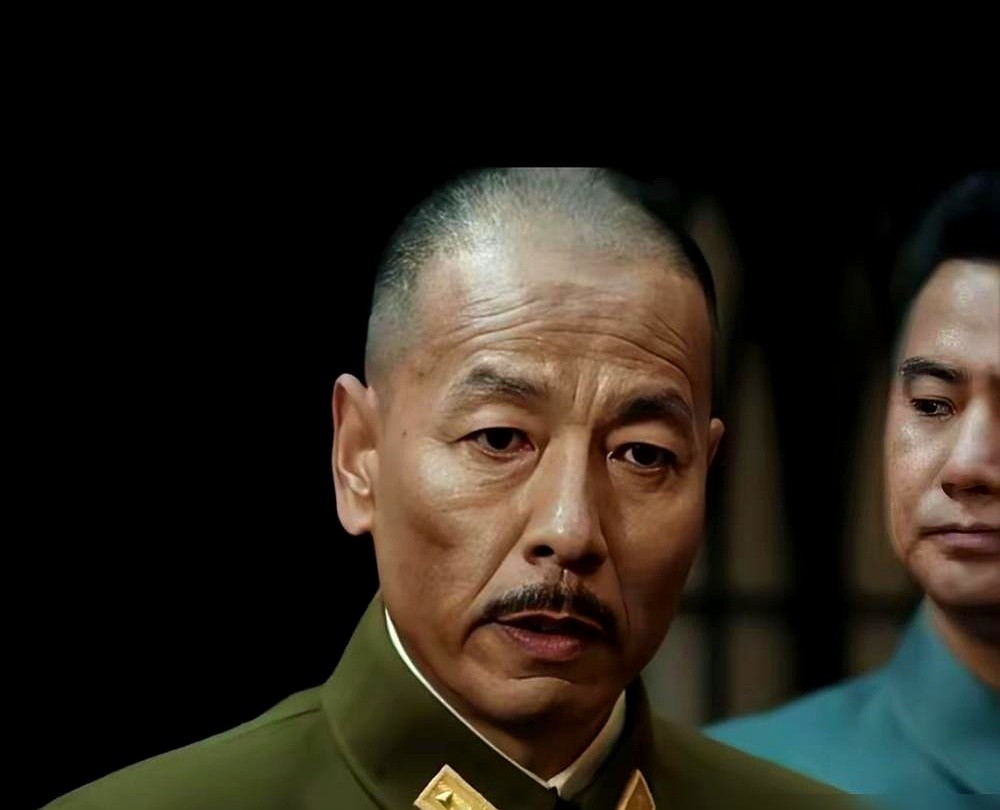央八收视破1.6全国第一，结果弹幕全在骂同一个人。

王挺一露脸，满屏弹幕直接炸了。太出戏、完全不像，硬汉去演蒋介石，观众手里的遥控器差点没捏碎。

《征途》开播数据确实猛，市占率飙到7.9%，阵容压阵，制作也花了大钱。可数据再漂亮，也挡不住角色立不住的尴尬。气质不搭硬演，只剩满屏的违和感。

收视