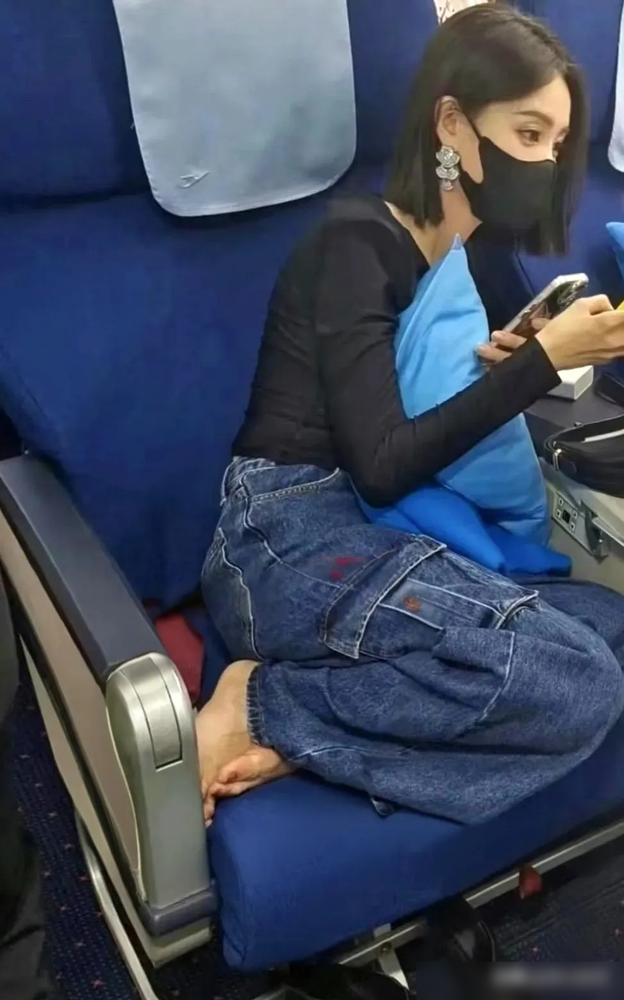 李一桐在商务舱脱个鞋，被隔着帘子拍下来挂网上骂没素质。
真是奇了，商务舱本来就有拖鞋，座位能放平，乘务员还主动递毛毯让你躺舒坦。人家花钱买的就是这个服务，脱鞋碍着谁了？再说大把男星高铁上脱鞋抠脚，怎么没人追着拍？
问题的根儿不在鞋上，在于有人专门在飞机上蹲明星。隔着过道拍，专挑休息、补妆、打瞌睡