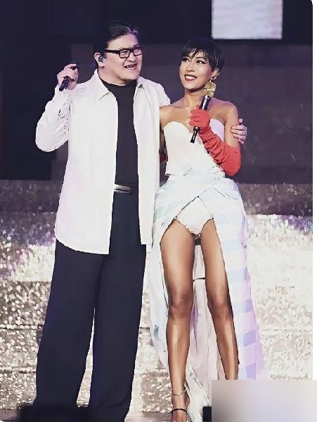 她穿高开叉被骂擦边，直接甩了五个感叹号回来。
吉克隽逸那身裙子，大腿根开到了极限，评论区果然炸了。有人算布料面积，有人搬出公众人物要注意影响，吵得不可开交。
她本人一点没怂，发文回怼：露肤度高不等于擦边！！！！！！ 五个感叹号，一个不多一个不少，摆明了不打算解释。
回头看，这姐从好声音唱《不要