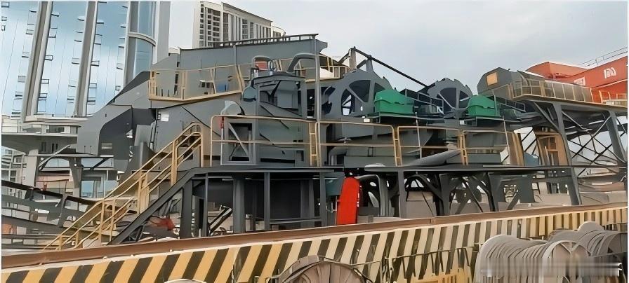 变废为宝 | 威猛股份洞渣处理系统，赋能基建绿色循环发展
       隧道工程施工会产生大量洞渣，以往多数洞渣直接堆存处置，不仅占用大量土地，还极易带来扬尘、水土污染等问题，同时工程项目又要大量开采原生砂石，资源浪费问题十分突出。威猛股份参与建设的十四局青岛洞渣处理项目，为隧道洞渣资源化 ​