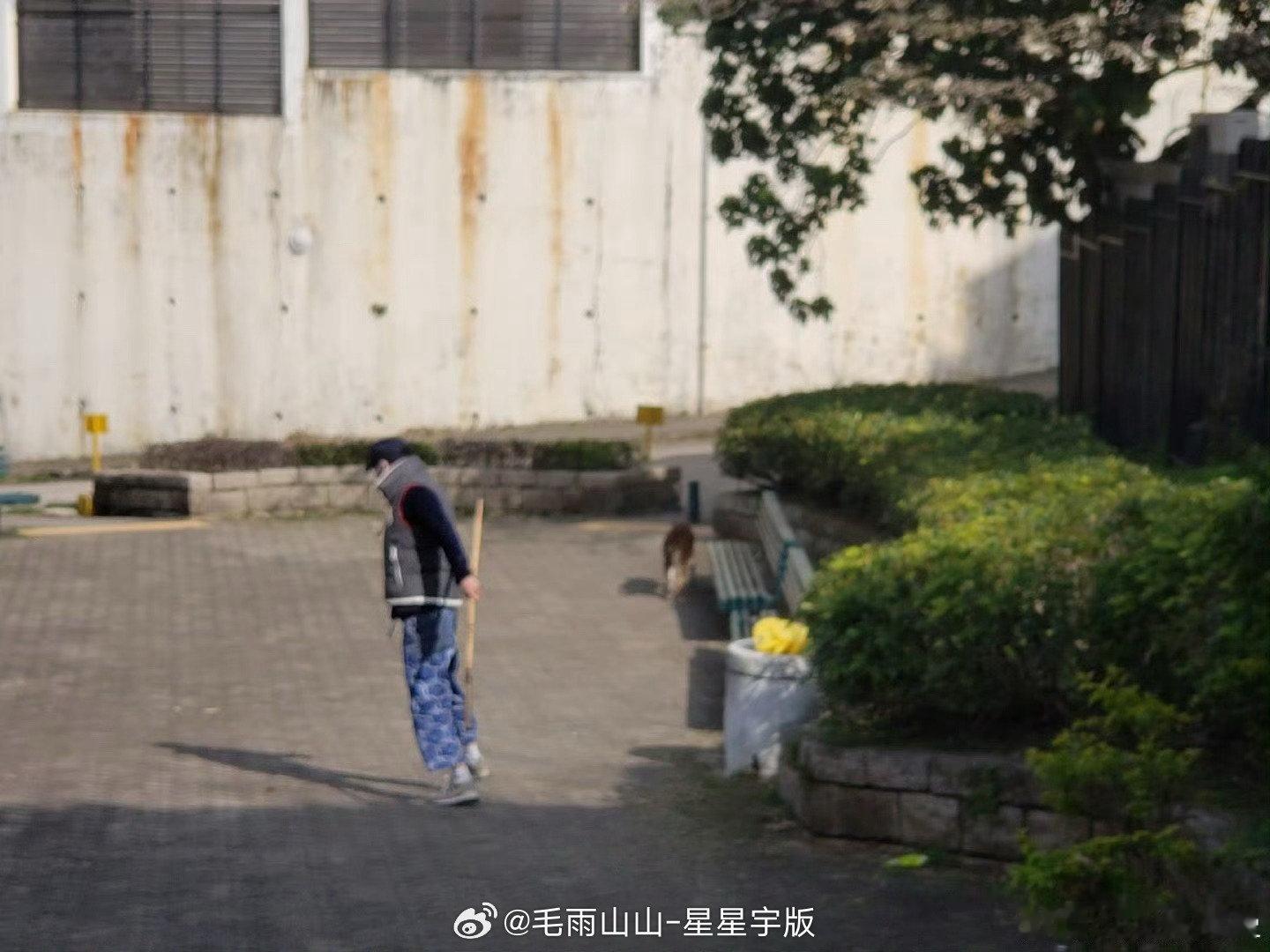 #吴镇宇[超话]#  男大与狗（第一张我还以为绳子牵着吴蒸鱼[二哈]）
费曼什么时候发下一趴 ​