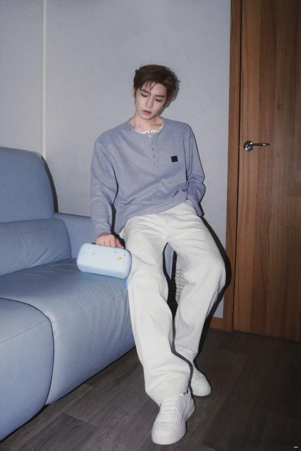 #侯明昊[超话]##侯明昊的彩色显眼包#新图反复看好几遍，侯明昊清爽帅气，彩色显眼包好吸睛，美团松鼠便利有赠送活动 ​