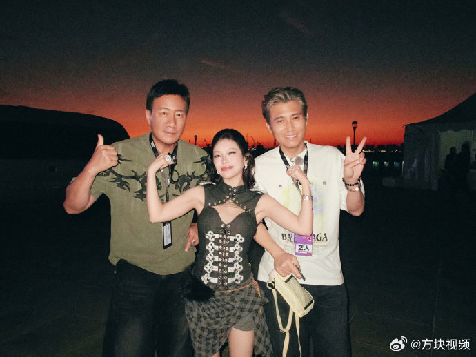【#万妮达晒与胡军李乃文合照#】9月14日，晒出和胡军、李乃文的同框合影。此次两人化身万妮达的助理，现身大连草莓音乐节，机场路透走红，网友调侃画面像 “挟持式接机”。#万妮达[超话]# ​​​​