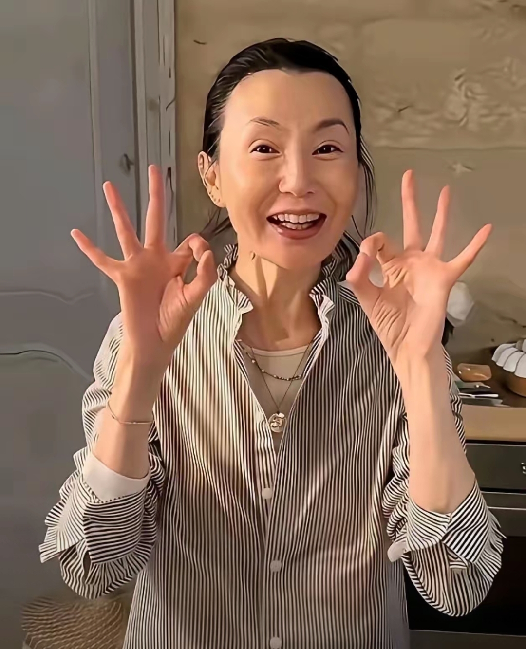 文案：

61岁的张曼玉再露面。短发、清瘦，笑纹自然。北京活动，衣着价格不低，对她只是日常。她拿过戛纳、柏林，早已见过最高处的风景。2004年戛纳后，她说有些东西该结束了：18到35岁，几乎没有自己的生活，也不认识圈外朋友。拍够了，就不演了。名利是工作，不是归宿。如今钱是数字，奖杯是摆设。想剪发就剪