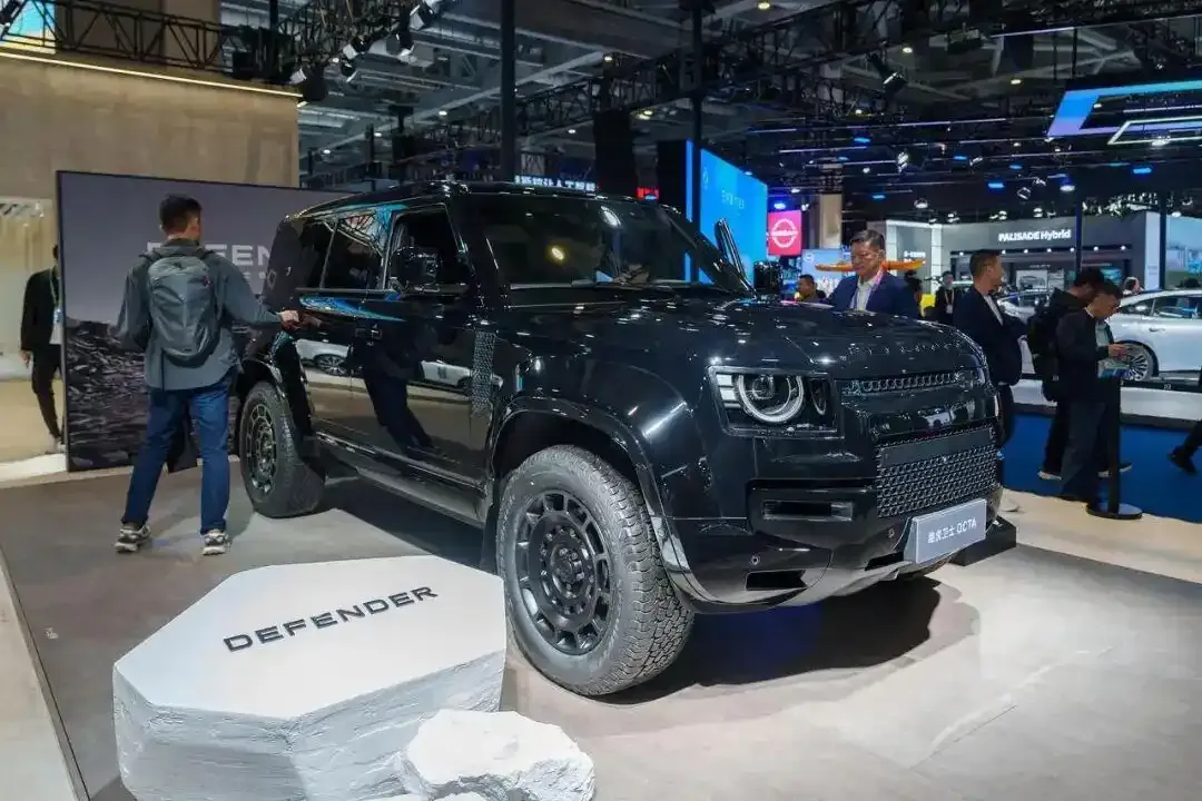 路虎卫士降价17万，不是个例，是豪华车集体塌价。

宝马31款车调整指导价，旗舰