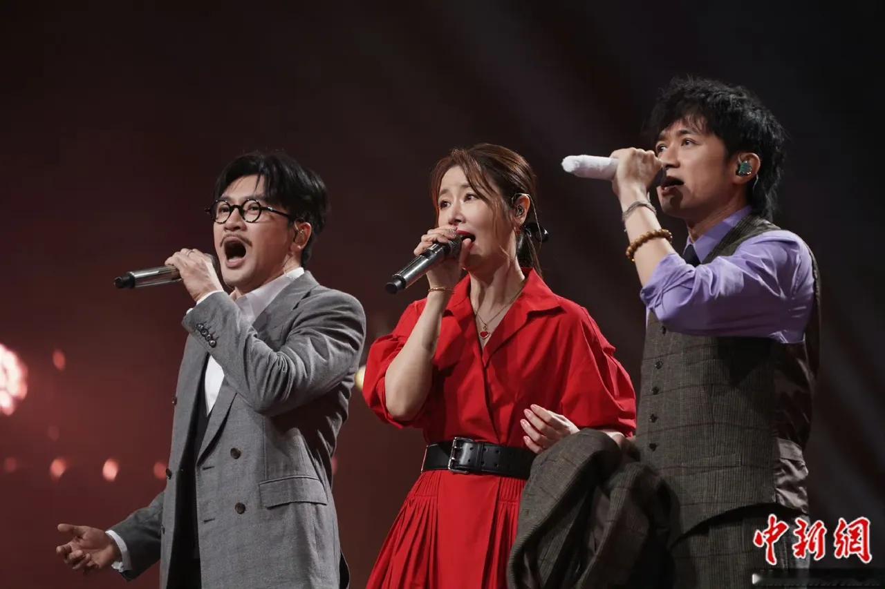 导演是懂情怀的，
万万没想到竟然让苏有朋、
林心如和古巨基一起演唱歌曲，这不是梦回是什么！

今年的湾区升明月演唱会上，最让人难忘的一幕，就是当年《情深深雨蒙蒙》的铁三角了。

苏有朋林心如和古巨基时隔25年再度同框，演唱了《情深深雨蒙蒙》这首歌，这是80后多少人的回忆，一下子就梦回了。

而且导演