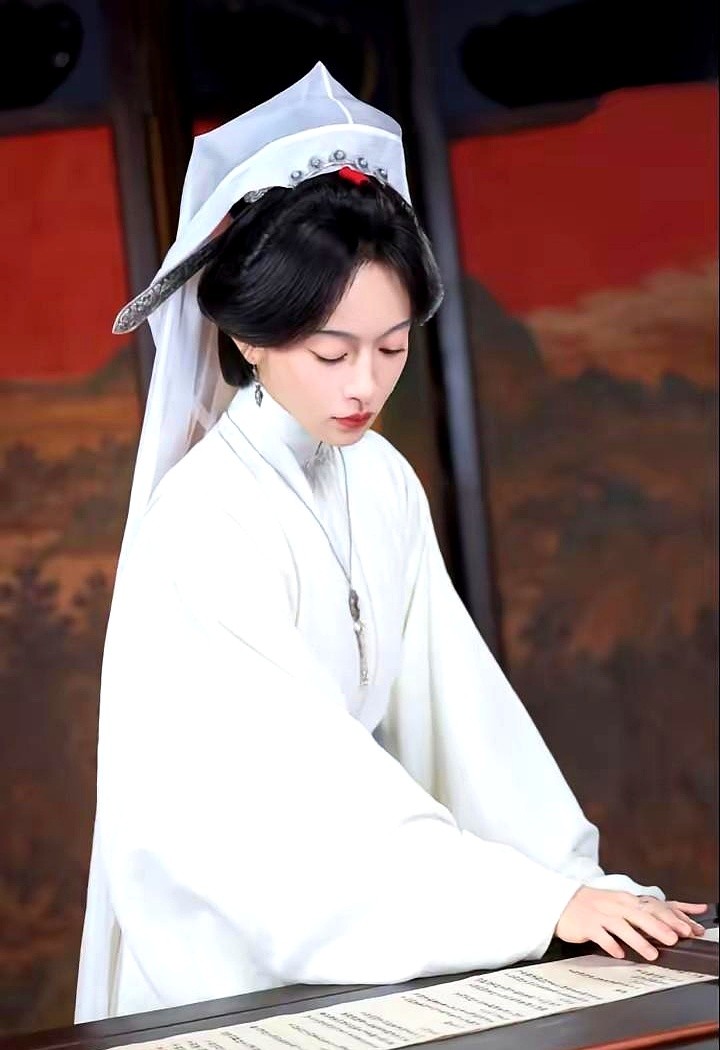 白衫、净桌、三把刀往上一插，吴谨言在新剧一亮相，气场直接拉满。

网友有句话说得极准：衣服越素，人越狠。不管为家为己还是为国，她骨子里那股锋芒根本藏不住。

不得不服于正挑人的眼光，甚至有人觉得她演起狠戏来，隐隐有点赵丽颖那种死磕的劲头。

现在很多演员毛病出在太贪心，什么情绪都想塞。其实演戏抓住人
