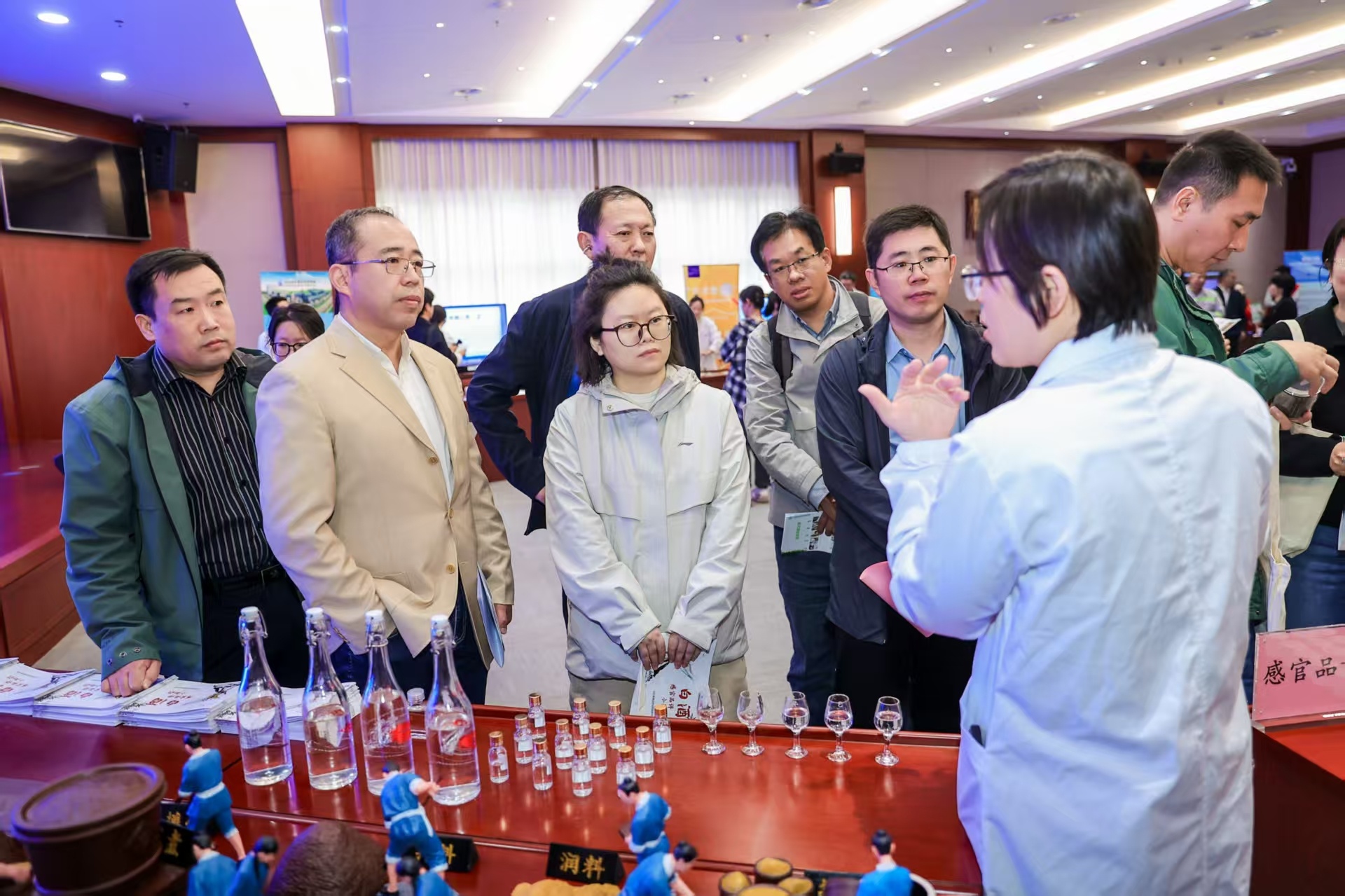 走进市场监管，看见民生守护 地标兴业看山东监管护航 地标兴业 10月23日下午，山东省市场监督管理局机关迎来了一批特殊访客——80余名省人大代表、省政协委员，以及企业、社会组织、热心群众和媒体记者代表走进这里，参加2026年"政府开放月"主场活动。活动以"走进市场监管·见证民生守护"为主题，把平日里"幕后"的监管工作，直接摆到了公众面前。机关大厅里，食品药品安全、产品质量检测、计量科普、消费维权、特种设备安全、价格监管等多个展区一字排开。这里没有生硬的文件和术语，而是面对面交流、上手实操体验——一只计量秤怎么校准、一批食品怎么抽检、一台特种设备怎么守护安全，监管的核心职能，通过看得见、摸得着的方式，讲给大家听。最受关注的，是"云端探秘实验室"环节。活动以视频连线方式，带大家"走进"四家直属专业机构，直面产品质量检测、计量检测、医疗器械、知识产权保护等技术现场。平日里不对公众开放、看似神秘的实验室，此刻隔着屏幕展示出最真实的检测流程。行业专家还围绕食品、药品、特种设备等"三品一特"重...