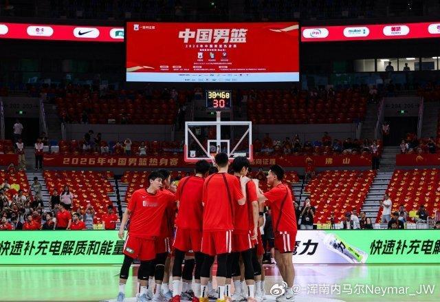 去年8月16日亚洲杯半决赛，中国男篮曾98-84击败对手，时隔10年重...