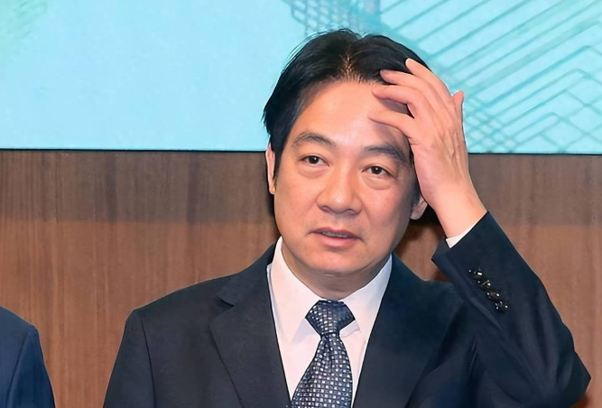 台海演习一场密过一场，台湾军费也飙到历史最高，钱越花越多，海峡却越绷越紧，问题就出在这是个死循环。
钱的分量很直观，台湾2027年度防务预算首破1万亿新台币，比上年多1730亿、增幅18.2%，每100元财政近29元砸向军事。可200亿款早交了，66架F16V却逾期，台湾只能干等。
越买越不安全，一