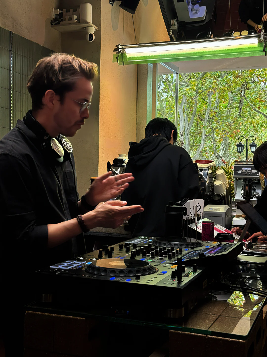 Ins新乐园开了一家可以蹦迪的咖啡馆 🍾