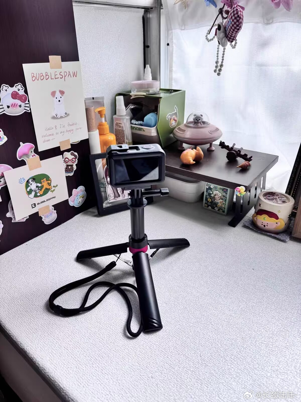 玩相机的快乐，是这根小杆子给的✨
大疆Pocket3/4/4P、Action6/5Pro/4、GoPro全适配！
一机多用真的太香了😭
迷你延长杆+便携三脚架二合一
出门不用带一堆笨重配件
手持自拍、远景拉伸、落地固定、延时拍摄
所有拍摄场景全拿捏！
体积超小揣口袋、重量几乎无感
旅行、探店、扫街、户外徒步都适配
新 ​