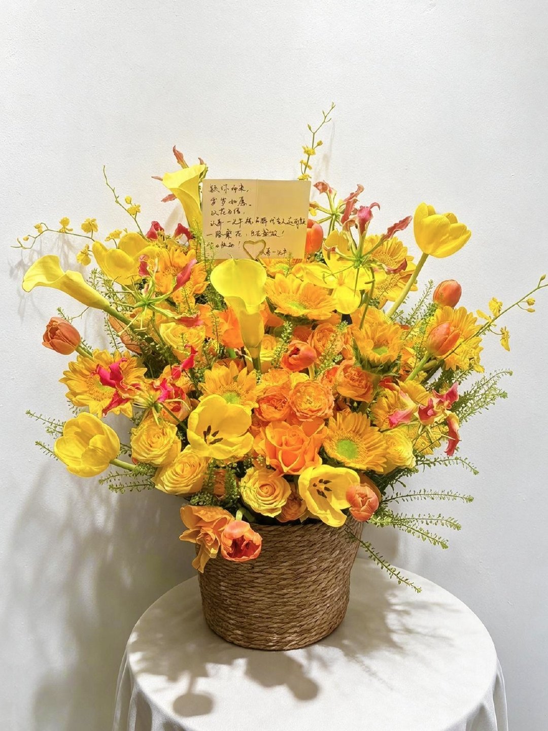 除了各地生日大屏，牛牛也给赵丽颖准备了生日花束！！！还是赵丽颖的应援色！ ​