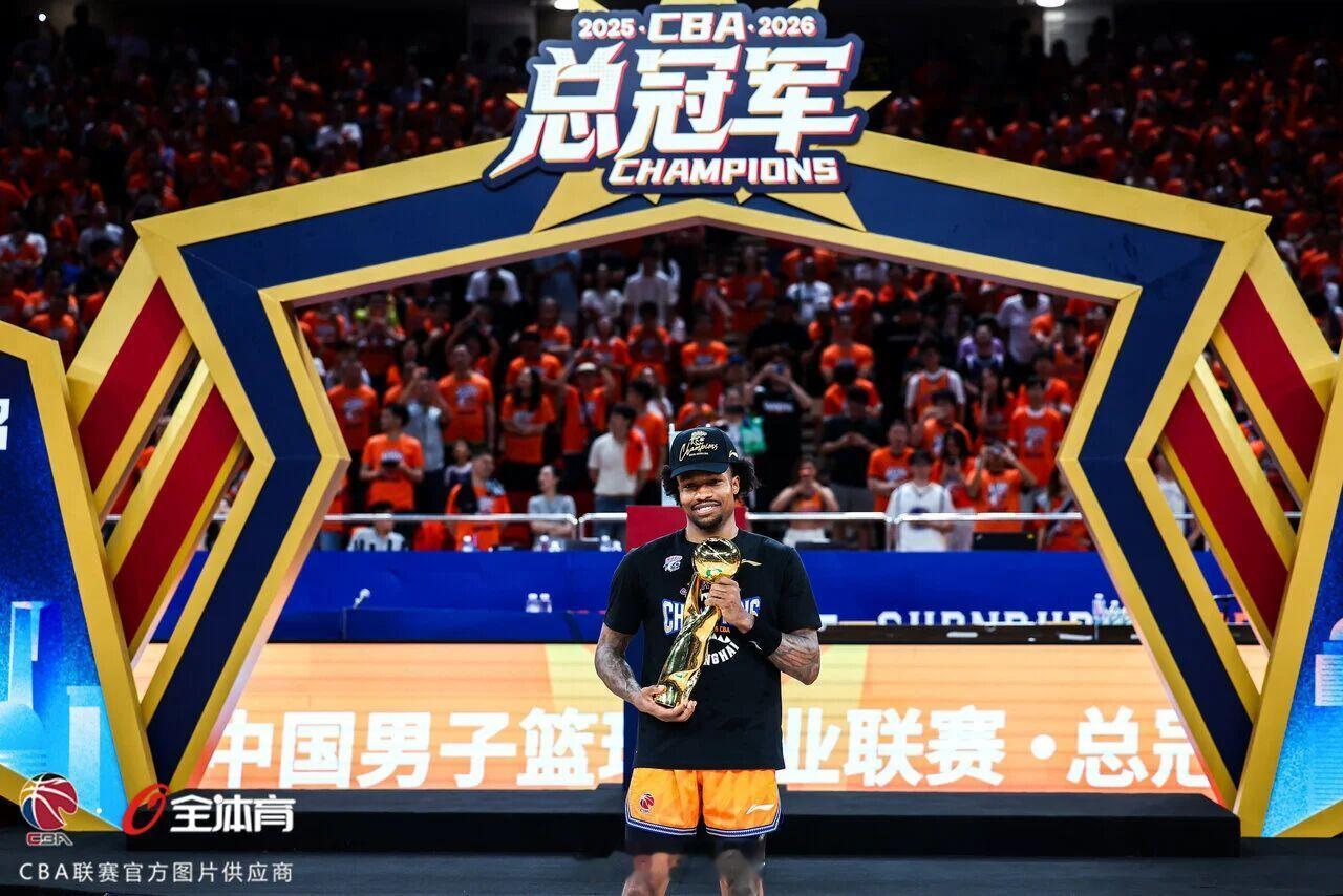 镜头下的夺冠瞬间 有人圆梦登顶，有人坚守初心  ​