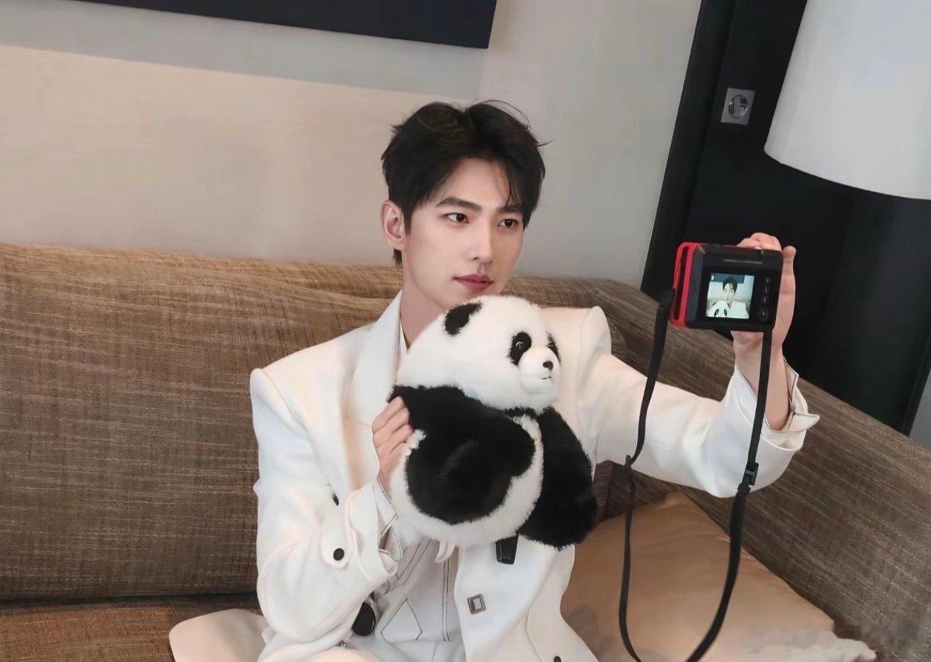 #杨洋[超话]#  杨洋学长一出现就会惊艳所有人啊！真是喜欢！​