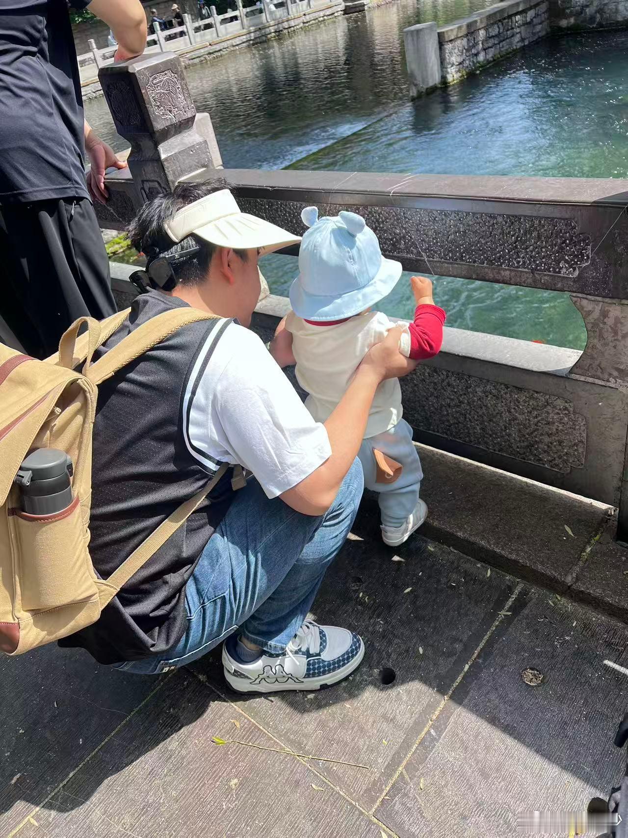 2023 年07月喜提深蓝 SL03，当初换车，最核心的原因就是家里添了宝宝。
有了孩子之后，出行需求彻底变了，看重静谧舒适的座舱、充足的储物空间，还有省心的增程续航，带娃长途回老家、近郊露营都不再焦虑。
从郑州自驾周口、洛阳，载着一家人看风景，深蓝稳稳陪伴每一段亲子旅途。恰逢深蓝第 100 万台 ​