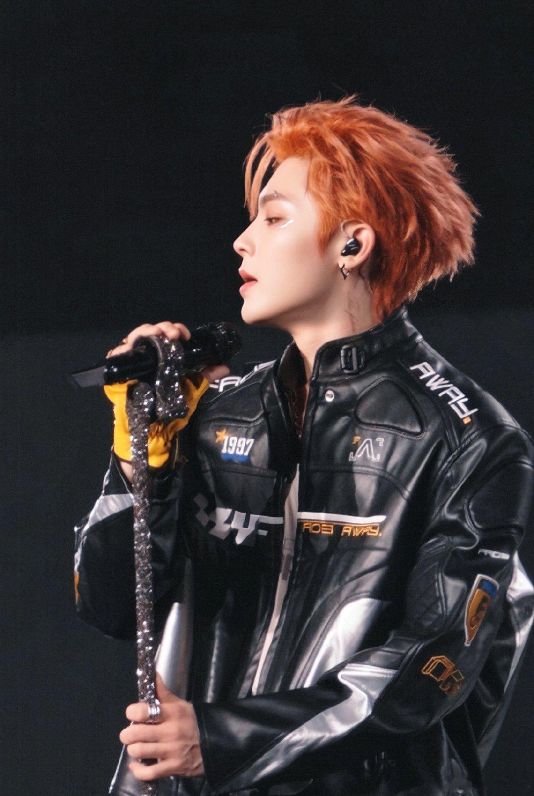 #侯明昊[超话]# 桃妹们喜欢ai还是原图呢？虽然我也是顺手的事[害羞]#侯明昊口嫌体正直##侯明昊这个身材拿什么输##侯明昊眼里猕猴桃的十个优点# ​